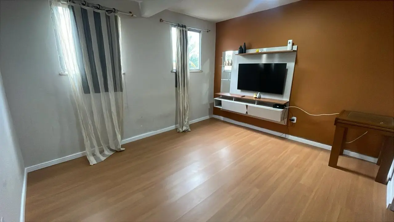 Sala com piso laminado amadeirado instalado