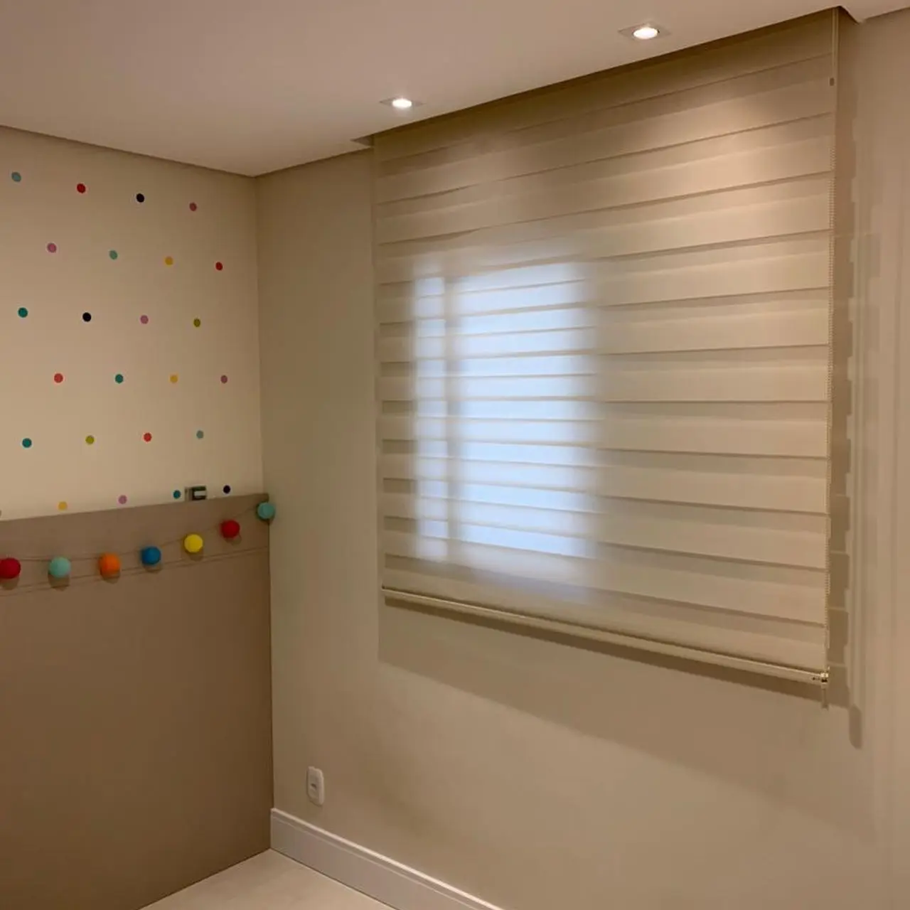 Quarto infantil com persiana double vision
