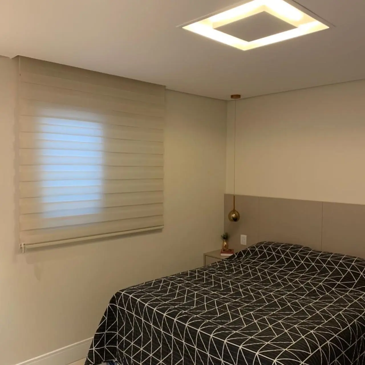 Quarto com persiana double vision