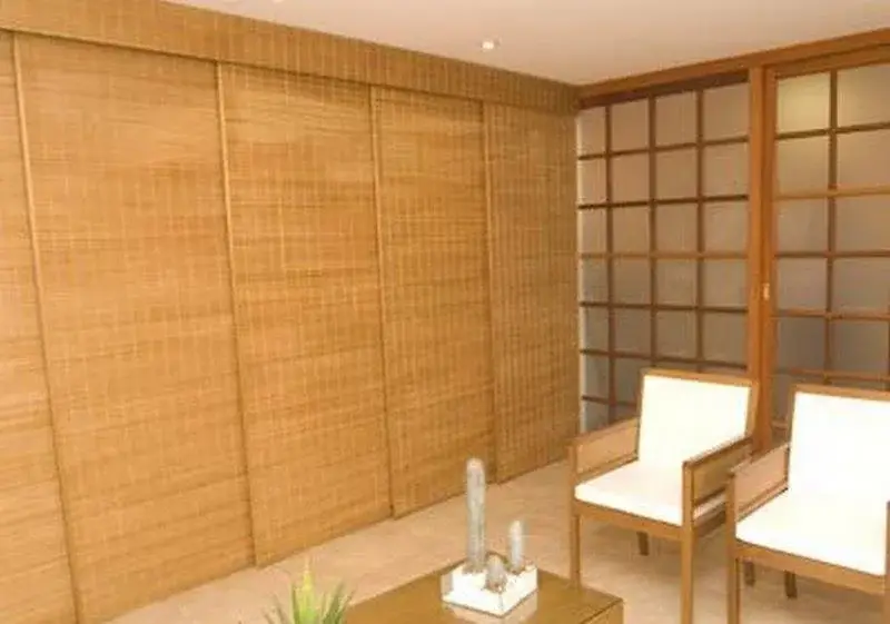 Sala com painel japonês em fibra natural