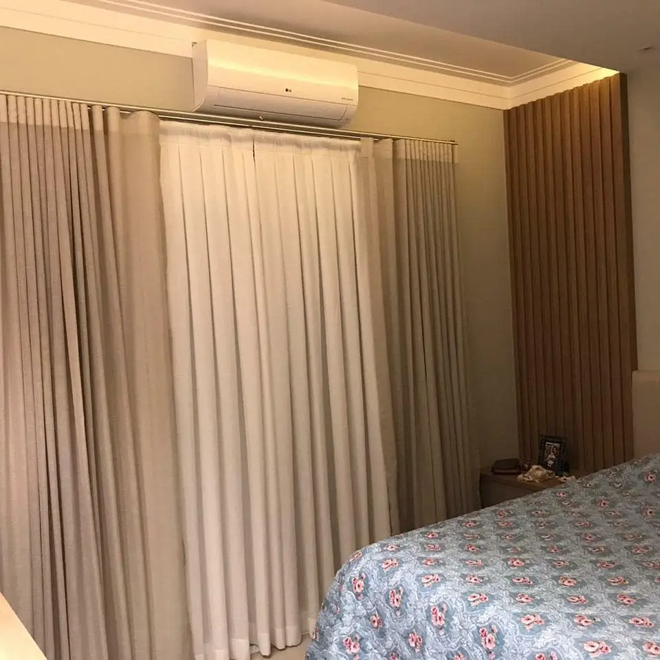 Quarto com cortina de linho e voil