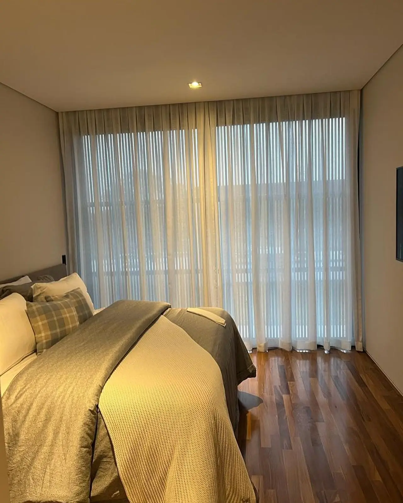 Quarto com cortina de voil do teto ao chão
