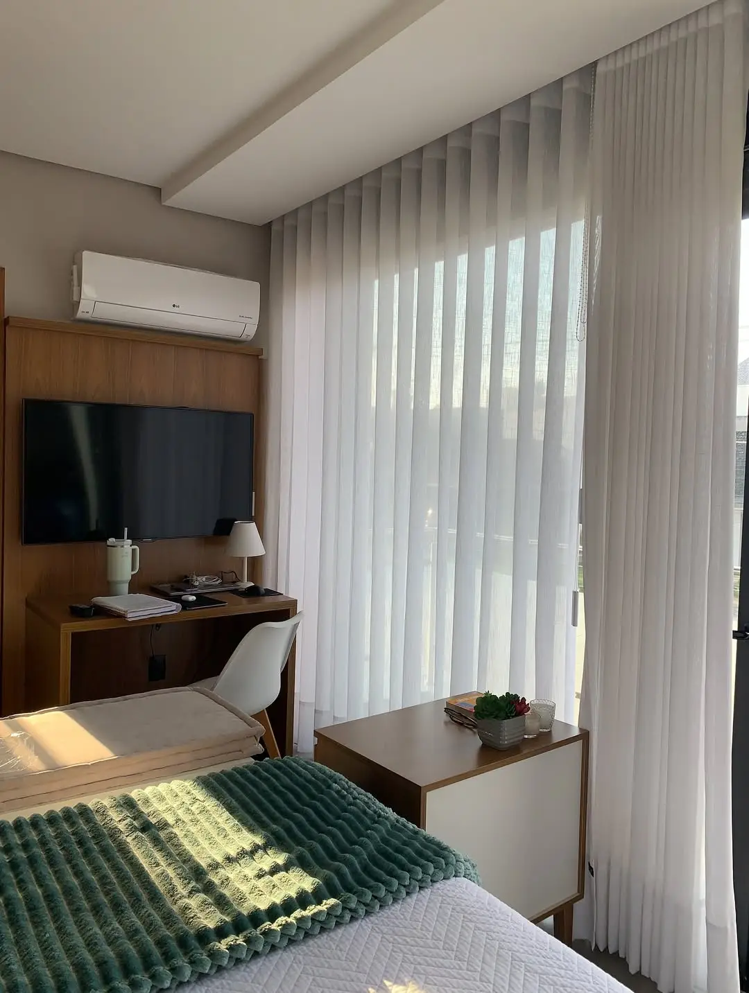 Quarto com cortina wave de voil em janela de canto