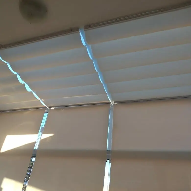 Varanda com cobertura retrátil e persianas rolô